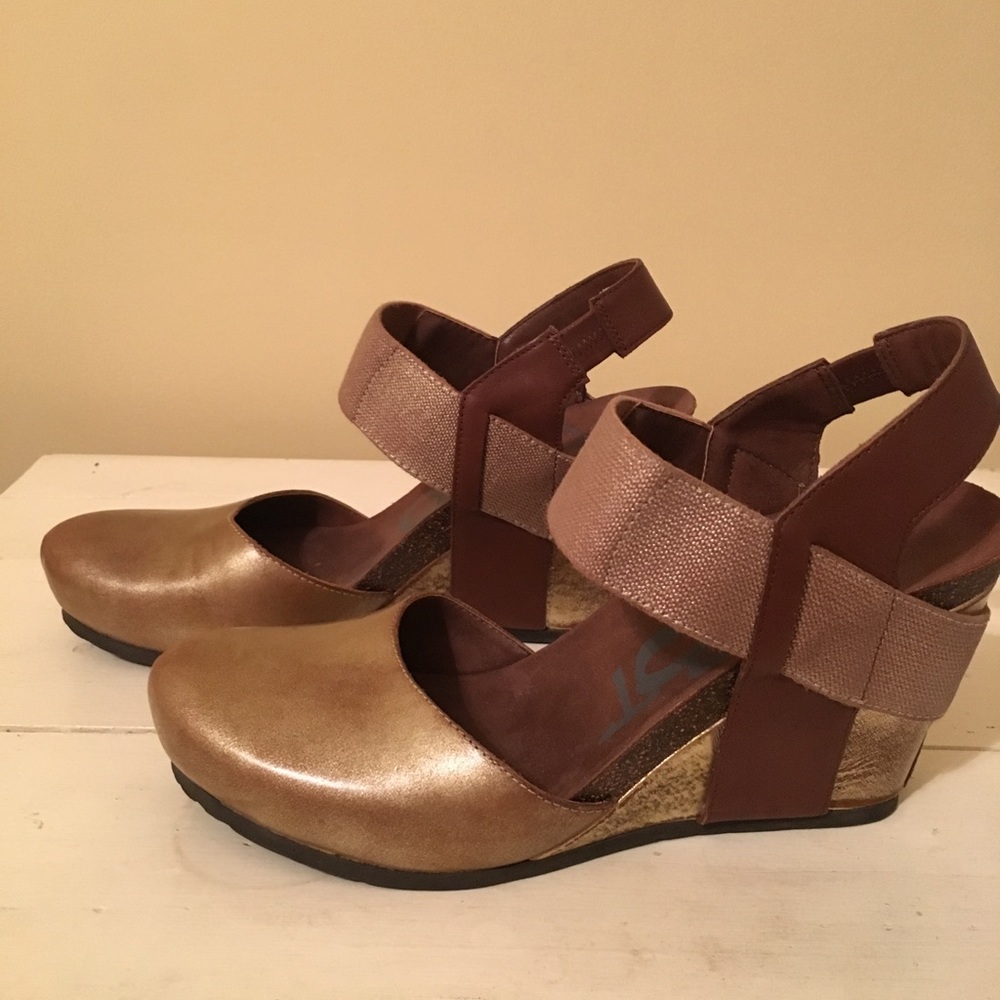 Otbt Rexburg Closed Toe Wedge in New Gold